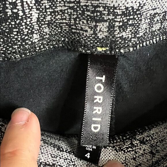Torrid Size 4 Black & Silver Foil Knit Leggings - Picture 4 of 8